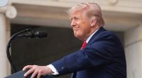 Donald Trump hat Grund zur Freude: Nach einem Milliarden-Deal des Pentagon klingeln bei dem US-Präsidenten auch privat die Kassen.