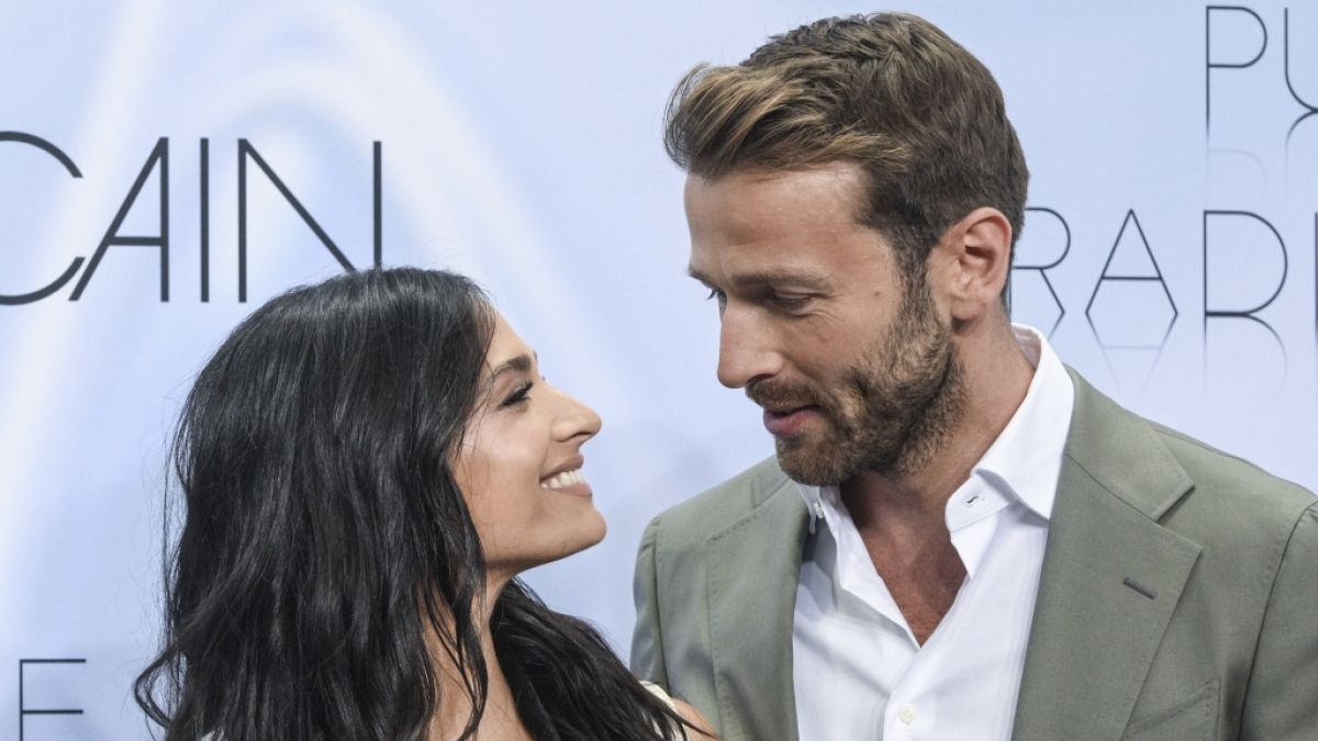 Amira Aly: Im Familienurlaub zeigt sie, wie gro&szlig; ihr Babybauch schon ist (Foto)