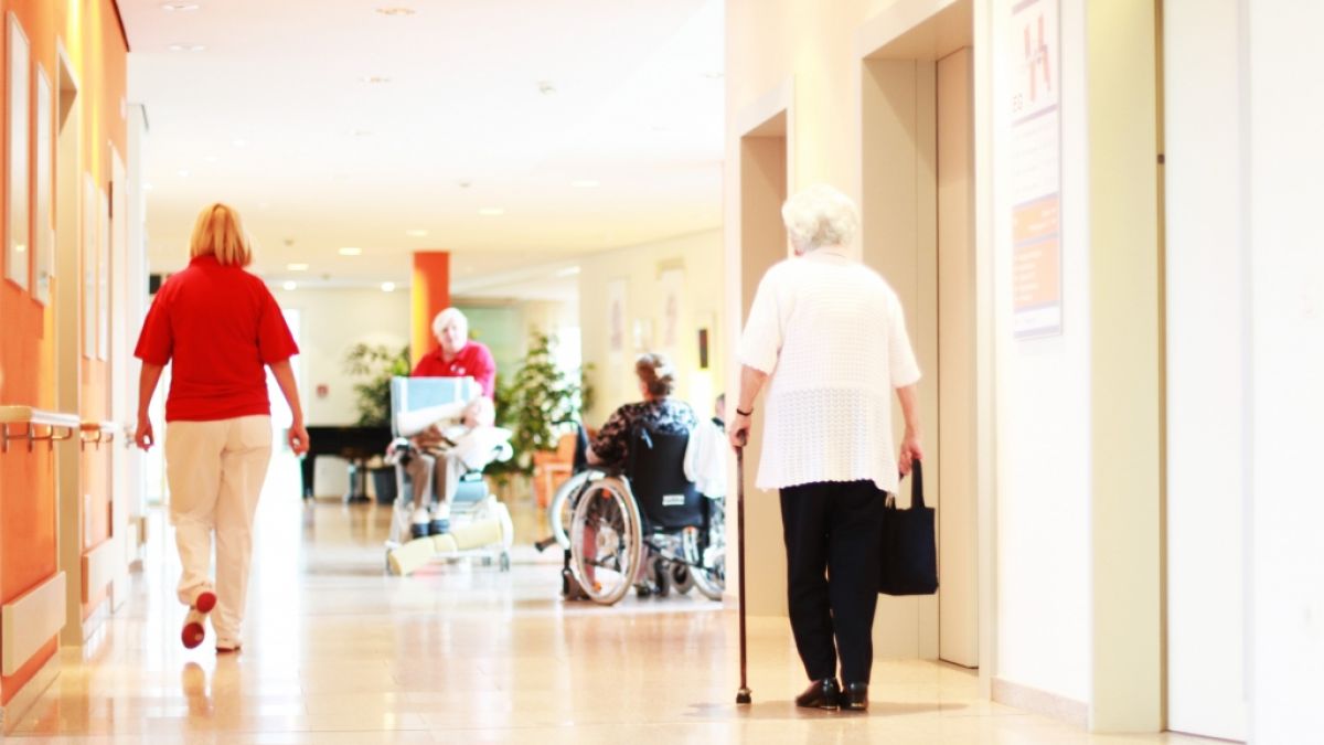 Neu durchgesickerte Details zur geplanten Pflegereform von Bundesgesundheitsministerin Nina Warken sorgen f&uuml;r Wirbel. Die Reform ist innerhalb der Koalition umstritten, auch der Arbeitgeberverband Pflege und die SPD &auml;u&szlig;ern Kritik. (Foto)