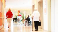 Neu durchgesickerte Details zur geplanten Pflegereform von Bundesgesundheitsministerin Nina Warken sorgen für Wirbel. Die Reform ist innerhalb der Koalition umstritten, auch der Arbeitgeberverband Pflege und die SPD äußern Kritik.