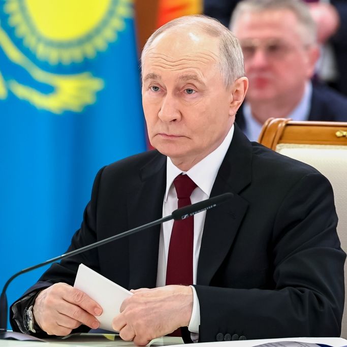 Putins Kriegsschiff brennt - Ukraine-Drohnen treffen Schlüssel-Schiff