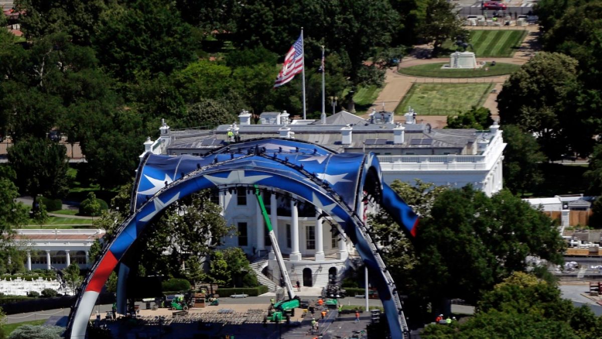 Arbeiter bauen einen K&auml;fig f&uuml;r einen UFC-Kampf auf dem South Lawn vor dem Wei&szlig;en Haus. (Foto)