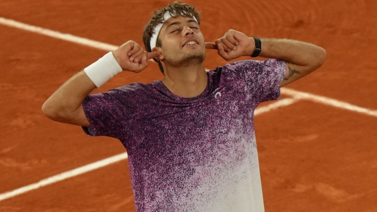 Tennis: Grand Slam/ATP-Tour - French Open, Einzel, M&auml;nner, Viertelfinale, Auger-Aliassime (Kanada) - Cobolli (Italien): Flavio Cobolli reagiert nach seinem Sieg, am 03.06.2026. (Symbolbild) (Foto)