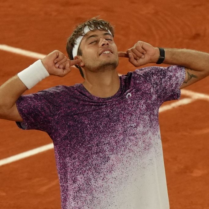 Tennis: Grand Slam/ATP-Tour - French Open, Einzel, Männer, Viertelfinale, Auger-Aliassime (Kanada) - Cobolli (Italien): Flavio Cobolli reagiert nach seinem Sieg, am 03.06.2026. (Symbolbild)