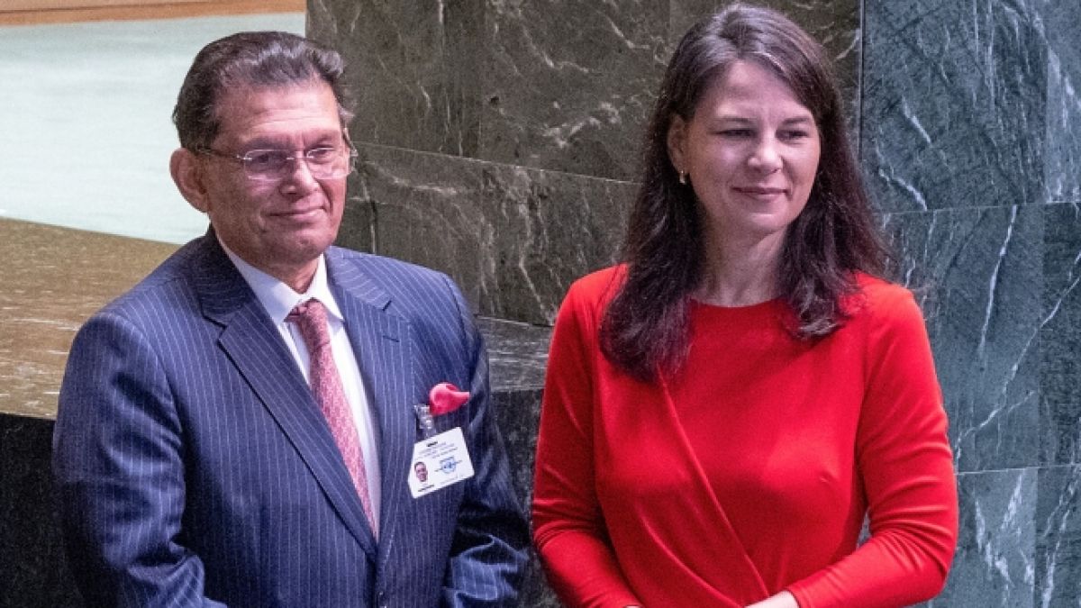 Annalena Baerbock gratuliert ihrem Nachfolger&nbsp;Khalilur Rahman, den neu gew&auml;hlten Pr&auml;sidenten der 81. UN-Generalversammlung. (Foto)
