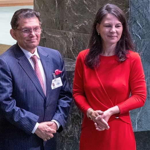 Annalena Baerbock gratuliert ihrem Nachfolger Khalilur Rahman, den neu gewählten Präsidenten der 81. UN-Generalversammlung.