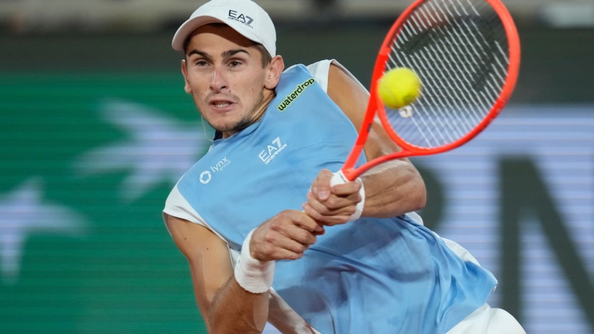 Tennis: Grand Slam/ATP-Tour - French Open, Berrettini (Italien) - Arnaldi (Italien), Matteo Arnaldi spielt eine R&uuml;ckhand, am 03.06.2026. (Symbolbild) (Foto)
