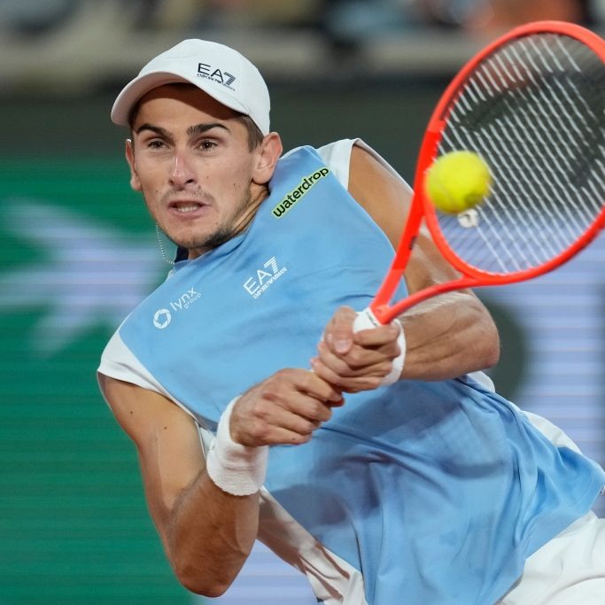 Tennis: Grand Slam/ATP-Tour - French Open, Berrettini (Italien) - Arnaldi (Italien), Matteo Arnaldi spielt eine Rückhand, am 03.06.2026. (Symbolbild)