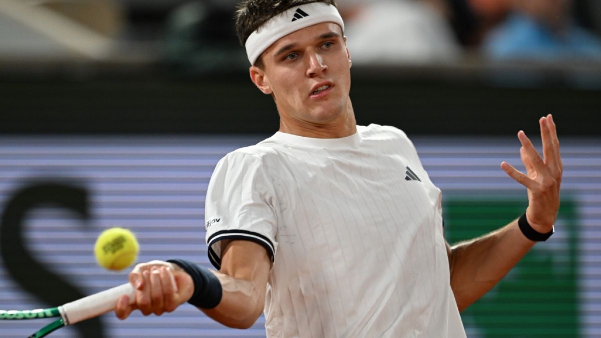 Tennis: Grand Slam/ATP-Tour - French Open, Einzel, M&auml;nner, Viertelfinale, Mensik (Tschechien) - Fonseca (Brasilien), Jakub Mensik spielt eine Vorhand, am 02.06.2026. (Symbolbild) (Foto)