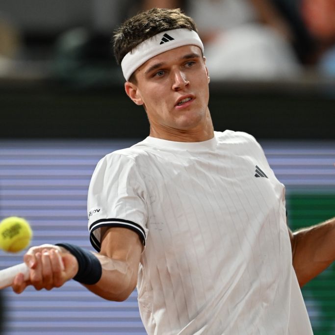 Tennis: Grand Slam/ATP-Tour - French Open, Einzel, Männer, Viertelfinale, Mensik (Tschechien) - Fonseca (Brasilien), Jakub Mensik spielt eine Vorhand, am 02.06.2026. (Symbolbild)