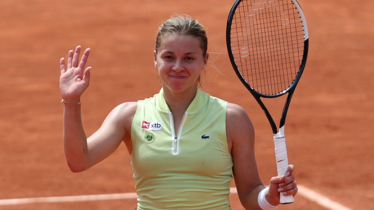 Tennis: Grand Slam/WTA-Tour - French Open, Einzel, Frauen, 3. Runde, Chwalinska (Polen) - Sakkarri (Griechenland). Maja Chwalinska winkt nach dem Spiel, am 30.05.2026. (Symbolbild) (Foto)