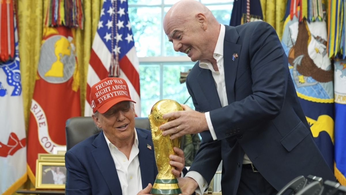 FIFA-Pr&auml;sident Gianni Infantino (r.) &uuml;berreicht Donald Trump (l.) den WM-Pokal im Oval Office. Das Fu&szlig;ballturnier im eigenen Land birgt f&uuml;r den US-Pr&auml;sidenten sowohl Chancen als auch Risiken. (Foto)