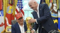 FIFA-Präsident Gianni Infantino (r.) überreicht Donald Trump (l.) den WM-Pokal im Oval Office. Das Fußballturnier im eigenen Land birgt für den US-Präsidenten sowohl Chancen als auch Risiken.