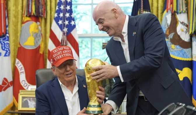 FIFA-Präsident Gianni Infantino (r.) überreicht Donald Trump (l.) den WM-Pokal im Oval Office. Das Fußballturnier im eigenen Land birgt für den US-Präsidenten sowohl Chancen als auch Risiken.