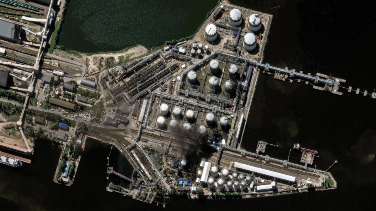 Dieses von Vantor zur Verf&uuml;gung gestellte Satellitenbild zeigt die Folgen der Drohnenangriffe auf ein &Ouml;lterminal, am 03.06.2026. (Symbolbild) (Foto)