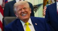 Schon wieder ist Donald Trump offenbar bei einem öffentlichen Auftritt eingeschlafen.
