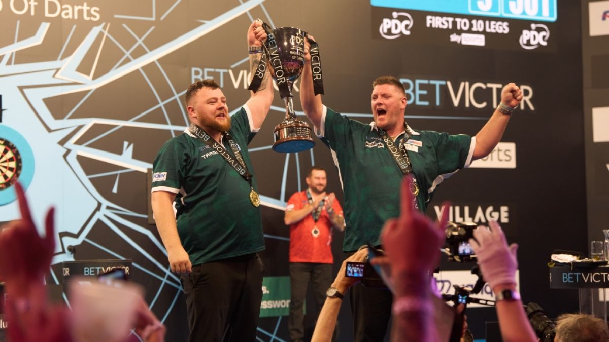 Bei der Darts-Team-WM 2025 sicherte sich Team Nordirland mit Josh Rock und Daryl Gurney den Titel. (Foto)