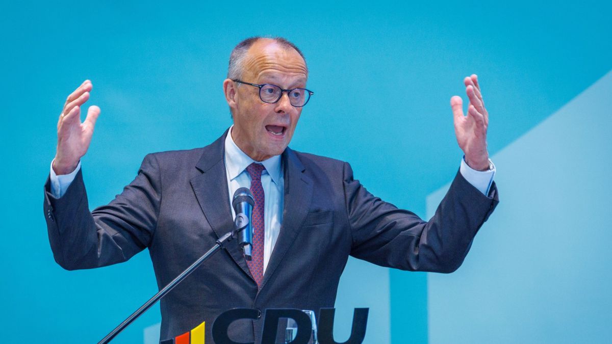 Bundeskanzler Friedrich Merz (CDU) spricht beim Landesparteitag der CDU Mecklenburg-Vorpommern zu den Delegierten. (Foto)