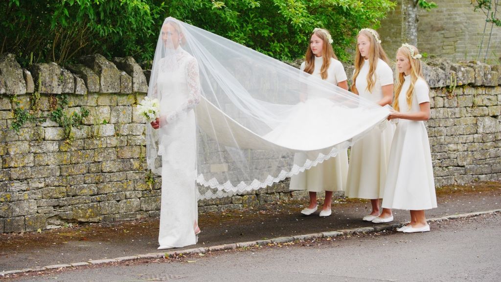 Die Braut Harriet Sperling und ihre Brautjungfern Georgina Sperling, Savannah Phillips und Isla Phillips kommen zu ihrer Hochzeit mit Peter Phillips in der All Saints Church in Kemble, Gloucestershire, an. (Foto)
