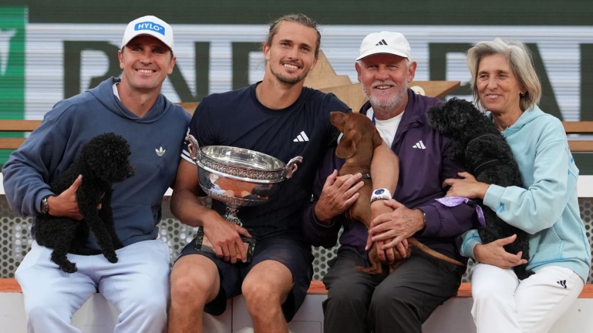French-Open-Sieger Alexander Zverev mit Bruder Mischa Zverev (l.), Vater Alexander Zverev senior (2.v.r.), Mutter Irina Zvereva und Dackel Mishka. (Foto)