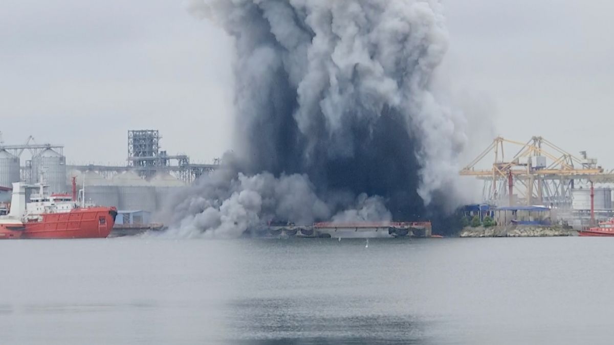 Auf diesem Foto aus einem von OBSERVATOR ANTENA 1 zur Verf&uuml;gung gestellten Video ist eine Explosion einer Seedrohne im Hafen von KOnstanza zu sehen, vom 05.06.2026. (Symbolbild) (Foto)