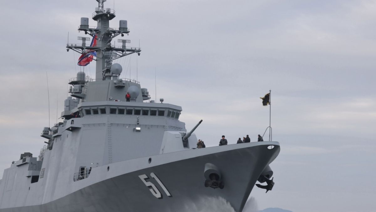 Nordkoreas Machthaber Kim Jong-un hat angek&uuml;ndigt, dass der 5.000 Tonnen schwere Zerst&ouml;rer "Choe Hyon" Mitte Juni seinen Dienst antreten soll. Das rund 140 Meter lange Kriegsschiff gilt als das gr&ouml;&szlig;te moderne Kampfschiff der nordkoreanischen Marine. (Foto)