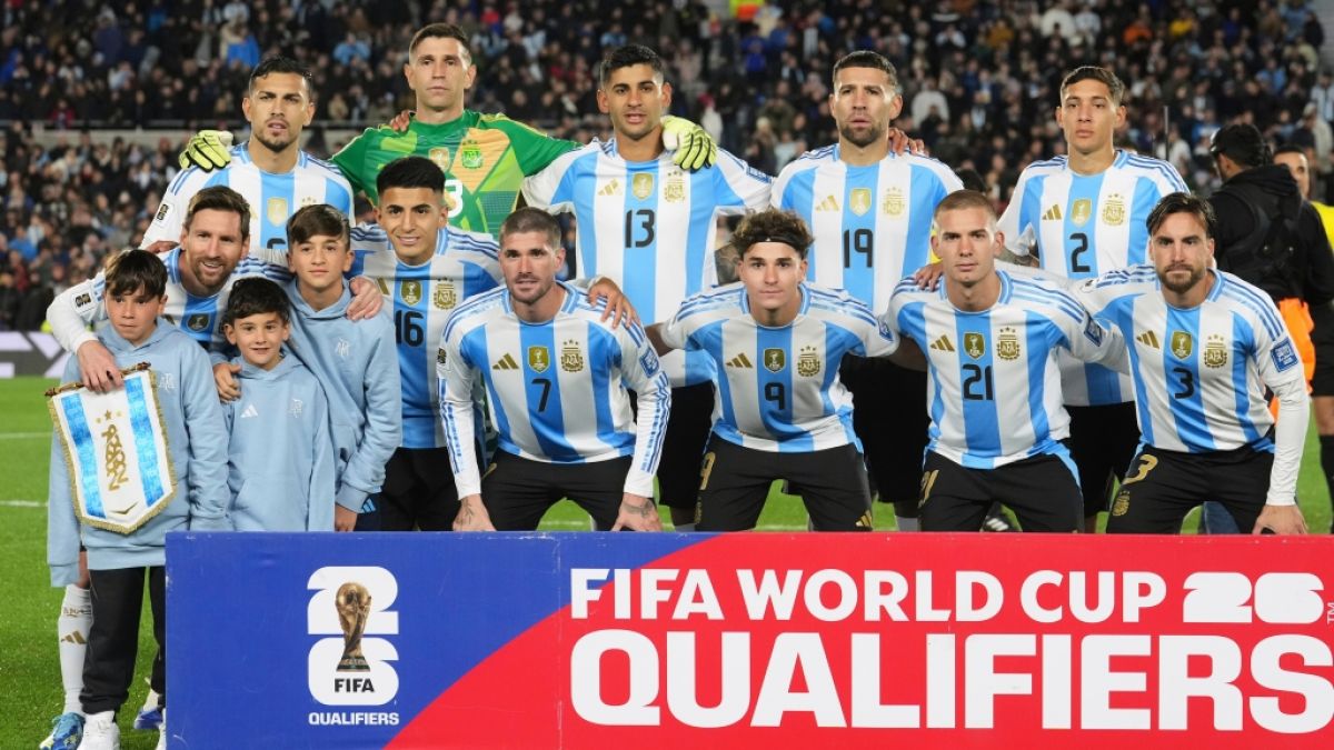 Fu&szlig;ball: Der argentinische Nationalspieler Lionel Messi (Zweiter von links) posiert vor dem Qualifikationsspiel zur Fu&szlig;ballweltmeisterschaft 2026 gegen Venezuela, vom 05.09.2025. (Symbolbild) (Foto)