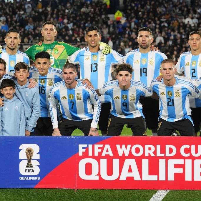 Fußball: Der argentinische Nationalspieler Lionel Messi (Zweiter von links) posiert vor dem Qualifikationsspiel zur Fußballweltmeisterschaft 2026 gegen Venezuela, vom 05.09.2025. (Symbolbild)