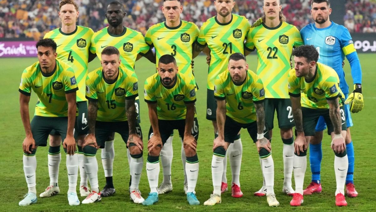 Fu&szlig;ball: Spieler aus Astralien stellen sich vor dem WM-Qualifikationsspiel gegen Indonesien im Sydney Football Stadium in Sydney f&uuml;r ein Mannschaftsfoto auf. Australien nimmt an der Fu&szlig;ball-WM 2026 teil, am 20.03.2025. (Symbolbild) (Foto)