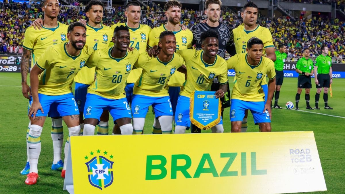 Fu&szlig;ball: Brasilianische Spieler stellen sich vor einem internationalen Freundschaftsspiel gegen Kroatien f&uuml;r ein Mannschaftsfoto auf. Brasilien nimmt an der Fu&szlig;ball-WM 2026 teil, vom 01.04.2026. (Symbolbild) (Foto)