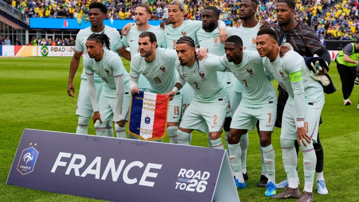 Franz&ouml;sische Spieler stellen sich vor dem internationalen Freundschaftsspiel zwischen Brasilien und Frankreich in Foxborough, Massachusetts f&uuml;r ein Mannschaftsfoto auf. Frankreich nimmt an der Fu&szlig;ball-WM 2026 teil, am 26.03.2026. (Symbolbild) (Foto)