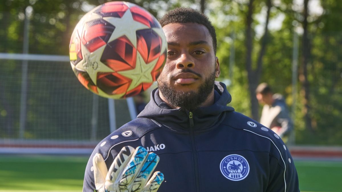 Josu&eacute; Duverger trainiert mit dem F&uuml;nftligisten FC Cosmos in Koblenz. (zu dpa: &laquo;&laquo;Traum wird wahr&raquo;: Koblenzer Torwart f&auml;hrt mit Haiti zur WM&raquo;) (Foto)