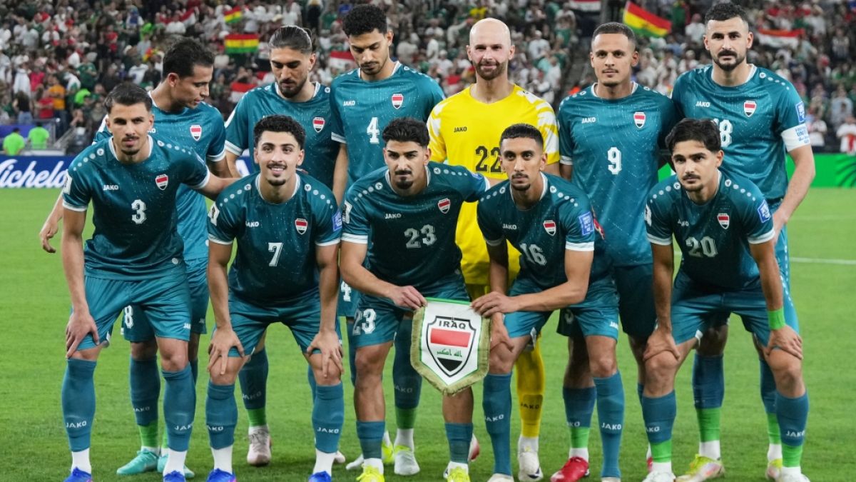Die Spieler des Irak posieren f&uuml;r ein Mannschaftsfoto vor dem Endspiel der Fu&szlig;ballweltmeisterschaft zwischen Irak und Bolivien in Monterrey. Der Irak nimmt an der Fu&szlig;ball-WM 2026 teil, am 01.04.2026. (Symbolbild) (Foto)
