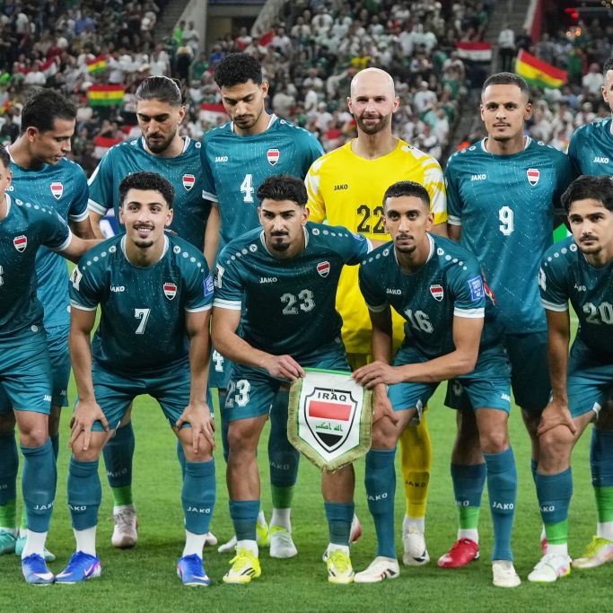 Die Spieler des Irak posieren für ein Mannschaftsfoto vor dem Endspiel der Fußballweltmeisterschaft zwischen Irak und Bolivien in Monterrey. Der Irak nimmt an der Fußball-WM 2026 teil, am 01.04.2026. (Symbolbild)