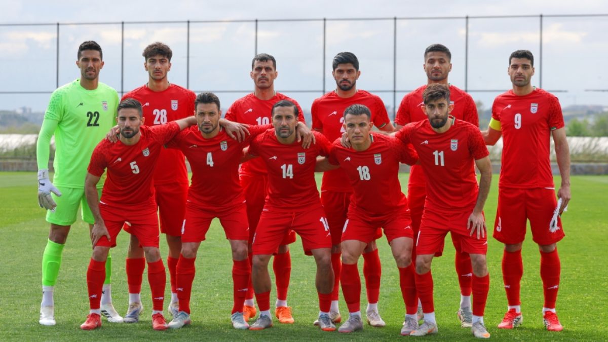 Iranische Spieler posieren f&uuml;r ein Mannschaftsfoto vor einem Freundschaftsspiel zwischen Iran und Costa Rica. Der Iran nimmt an der Fu&szlig;ball-WM 2026 teil, vom 31.03.2026. (Symbolbild) (Foto)