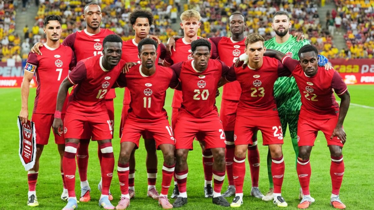 Kanadische Spieler posieren f&uuml;r das Mannschaftsfoto vor einem internationalen Freundschaftsspiel zwischen Rum&auml;nien und Kanada im Nationalstadion in Bukarest. Kanada nimmt an der Fu&szlig;ball-WM 2026 teil, am 05.09.2025. (Symbolbild) (Foto)