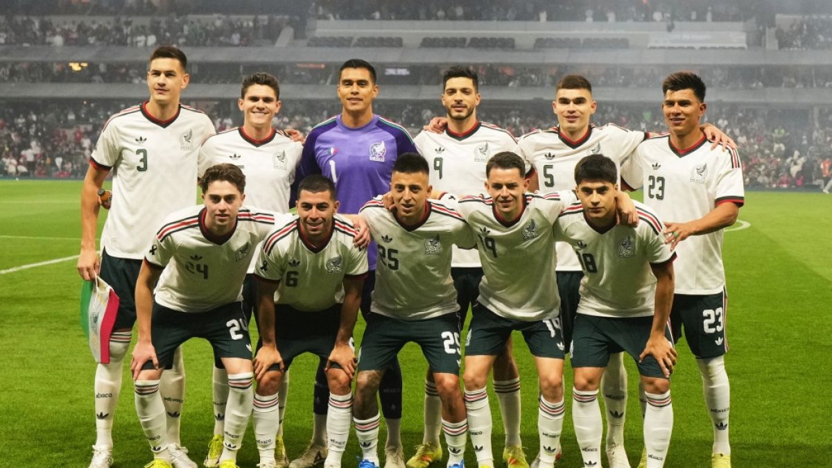 Mexikanische Spieler posieren f&uuml;r ein Mannschaftsfoto vor dem internationalen Freundschaftsspiel zwischen Mexiko und Portugal in Mexiko-Stadt. Mexiko nimmt an der Fu&szlig;ball-WM 2026 teil, vom 29.03.2026. (Symbolbild) (Foto)