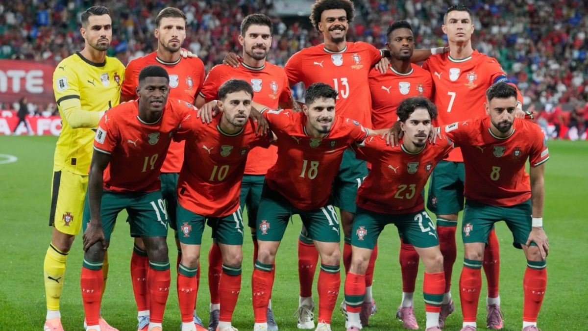 Spieler von Portugal posieren f&uuml;r ein Mannschaftsfoto vor dem Qualifikationsspiel zur Fu&szlig;ballweltmeisterschaft 2026 in der Gruppe F zwischen Portugal und Ungarn in Lissabon, Dienstag, 14. Oktober 2025.&nbsp; (Symbolbild) (Foto)