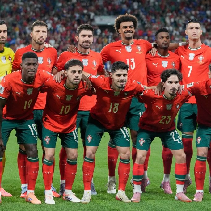 Spieler von Portugal posieren für ein Mannschaftsfoto vor dem Qualifikationsspiel zur Fußballweltmeisterschaft 2026 in der Gruppe F zwischen Portugal und Ungarn in Lissabon, Dienstag, 14. Oktober 2025.  (Symbolbild)