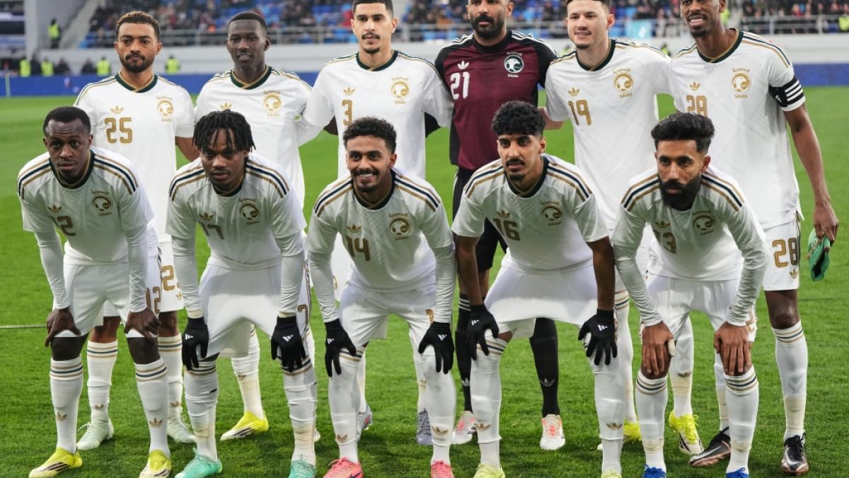 Die Spieler von Saudi Arabien posieren f&uuml;r ein Mannschaftsfoto vor dem internationalen Freundschaftsspiel zwischen Serbien und Saudi-Arabien in Backa Topola. Saudi Arabien nimmt an der Fu&szlig;ball-WM 2026 teil, vom 31.03.2026. (Symbolbild) (Foto)