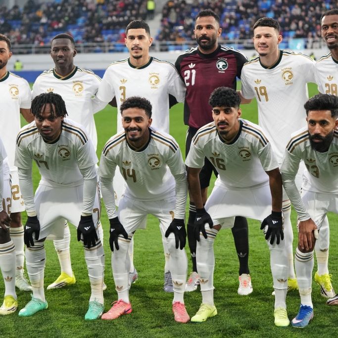 Die Spieler von Saudi Arabien posieren für ein Mannschaftsfoto vor dem internationalen Freundschaftsspiel zwischen Serbien und Saudi-Arabien in Backa Topola. Saudi Arabien nimmt an der Fußball-WM 2026 teil, vom 31.03.2026. (Symbolbild)