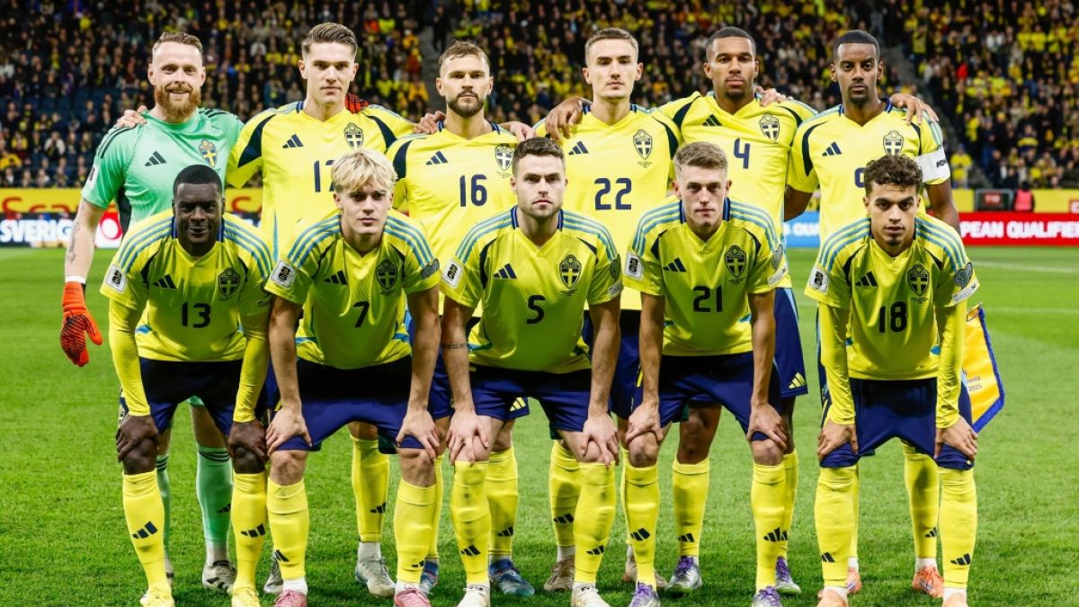 Schwedens Spieler nehmen vor dem WM-Qualifikationsspiel zwischen Schweden und der Schweiz in der Strawberry Arena f&uuml;r ein Mannschaftsfoto Aufstellung. Schweden nimmt an der Fu&szlig;ball-WM 2026 teil, am 11.10.2025. (Symbolbild) (Foto)