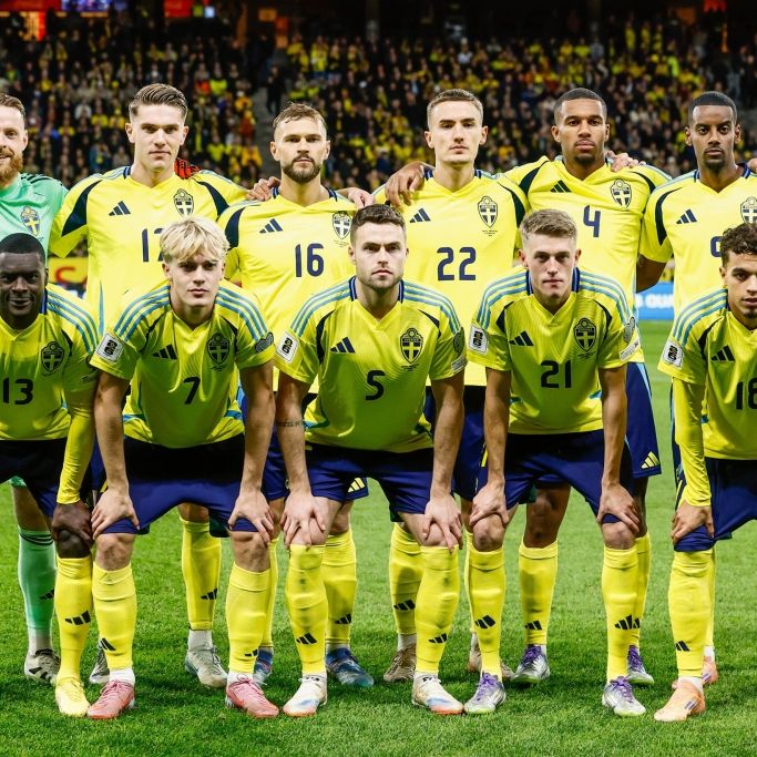 Schwedens Spieler nehmen vor dem WM-Qualifikationsspiel zwischen Schweden und der Schweiz in der Strawberry Arena für ein Mannschaftsfoto Aufstellung. Schweden nimmt an der Fußball-WM 2026 teil, am 11.10.2025. (Symbolbild)