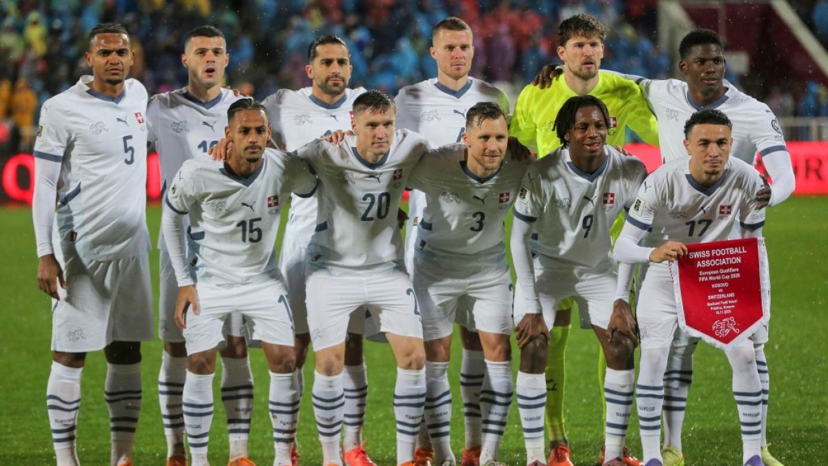 WM-Qualifikation Europa, Kosovo - Schweiz, Gruppenphase, Gruppe B, 6. Spieltag, Die Schweizer Startspieler posieren f&uuml;r ein Mannschaftsfoto. Die Schweiz nimmt an der Fu&szlig;ball-WM 2026 teil, am 18.11.2025. (Symbolbild) (Foto)