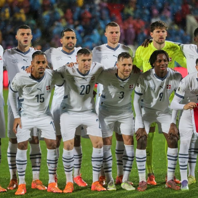 WM-Qualifikation Europa, Kosovo - Schweiz, Gruppenphase, Gruppe B, 6. Spieltag, Die Schweizer Startspieler posieren für ein Mannschaftsfoto. Die Schweiz nimmt an der Fußball-WM 2026 teil, am 18.11.2025. (Symbolbild)