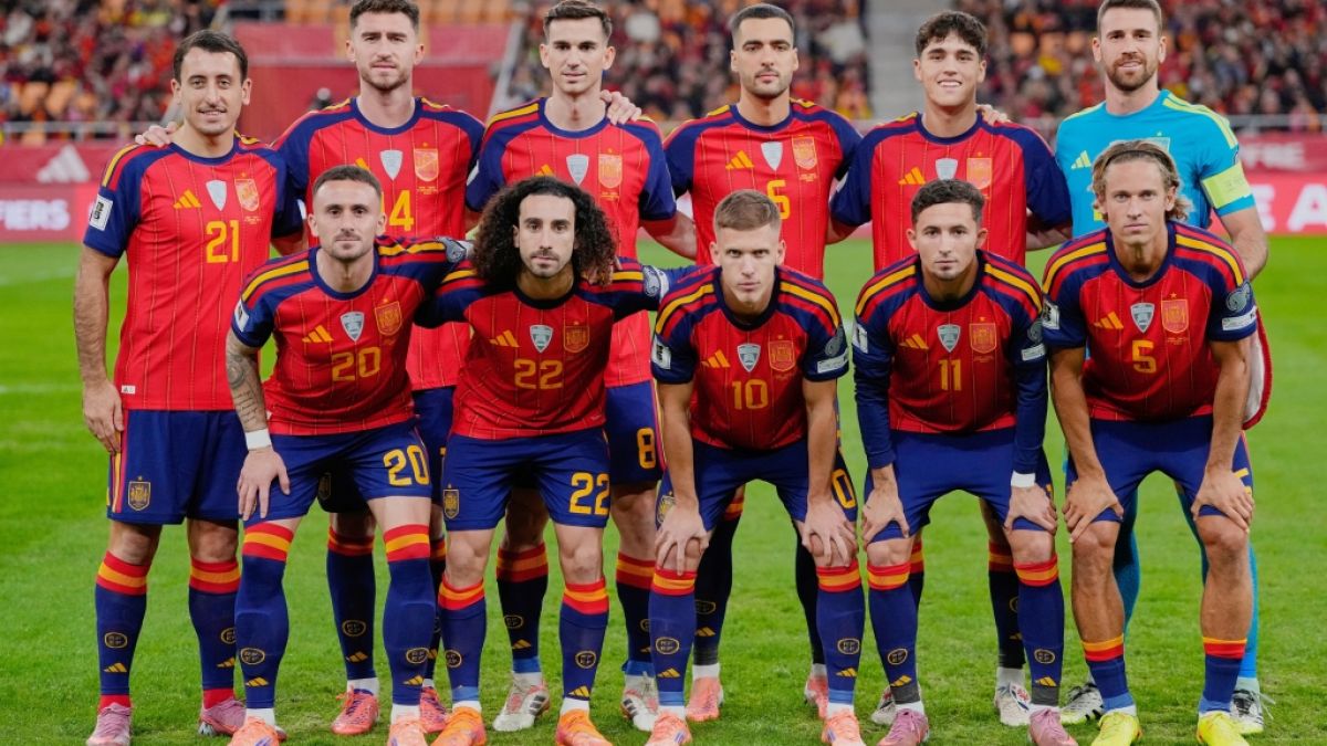 Die Spieler Spaniens posieren f&uuml;r ein Mannschaftsfoto vor dem WM 2026-Qualifikationsspiel der Gruppe E gegen die T&uuml;rkei. Spanien nimmt an der Fu&szlig;ball-WM 2026 teil, am 18.11.2025. (Symbolbild) (Foto)