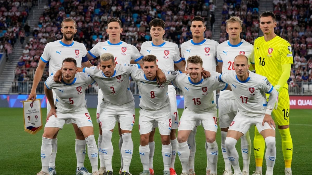 Die Spieler aus Tschechien stellen sich vor dem Qualifikationsspiel f&uuml;r die Fu&szlig;ballweltmeisterschaft 2026 in der Gruppe L zwischen Kroatien und der Tschechischen Republik, am 09.06.2025. (Symbolbild) (Foto)
