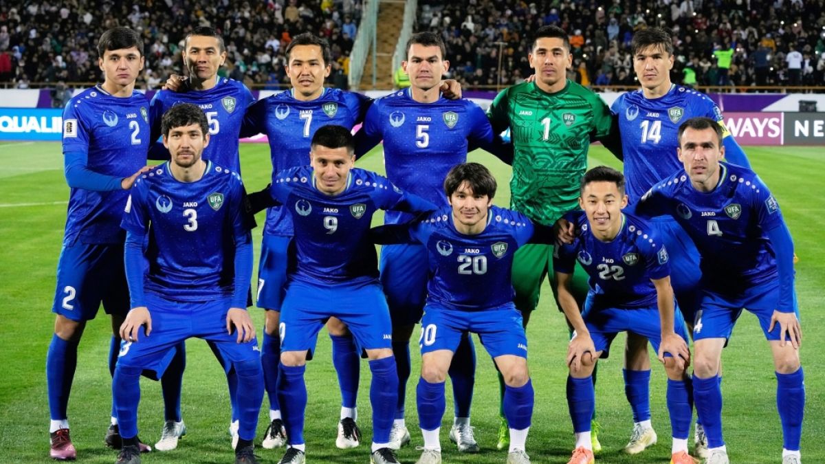 Usbekische Spieler stellen sich vor dem Qualifikationsspiel zur Fu&szlig;ball-Weltmeisterschaft 2026 in der Gruppe A gegen den Iran f&uuml;r ein Mannschaftsfoto auf. Usbekistan nimmt an der Fu&szlig;ball-WM 2026 teil, vom 25.03.2025. (Symbolbild) (Foto)