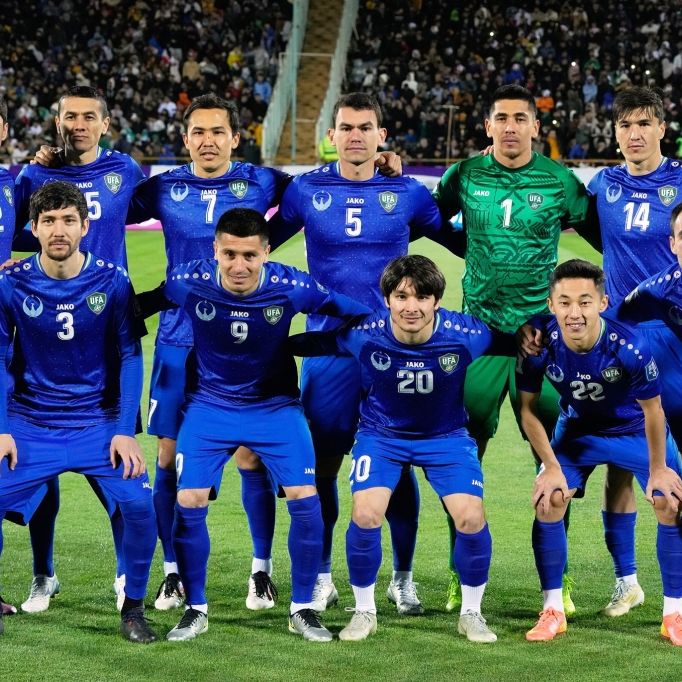 Usbekische Spieler stellen sich vor dem Qualifikationsspiel zur Fußball-Weltmeisterschaft 2026 in der Gruppe A gegen den Iran für ein Mannschaftsfoto auf. Usbekistan nimmt an der Fußball-WM 2026 teil, vom 25.03.2025. (Symbolbild)