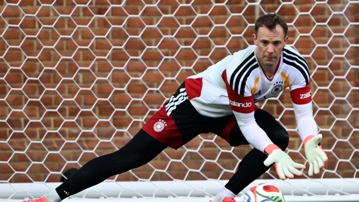 Manuel Neuer trainiert am Montag mit dem DFB-Team auf dem Gel&auml;nde der "Wake Forest University" in Winston-Salem. (Foto)
